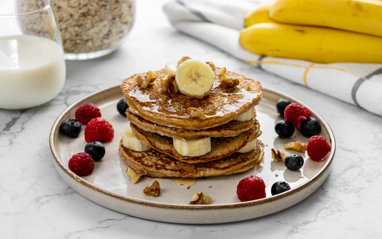 Healthy Banana Oat Pancakes | fooodlove.com