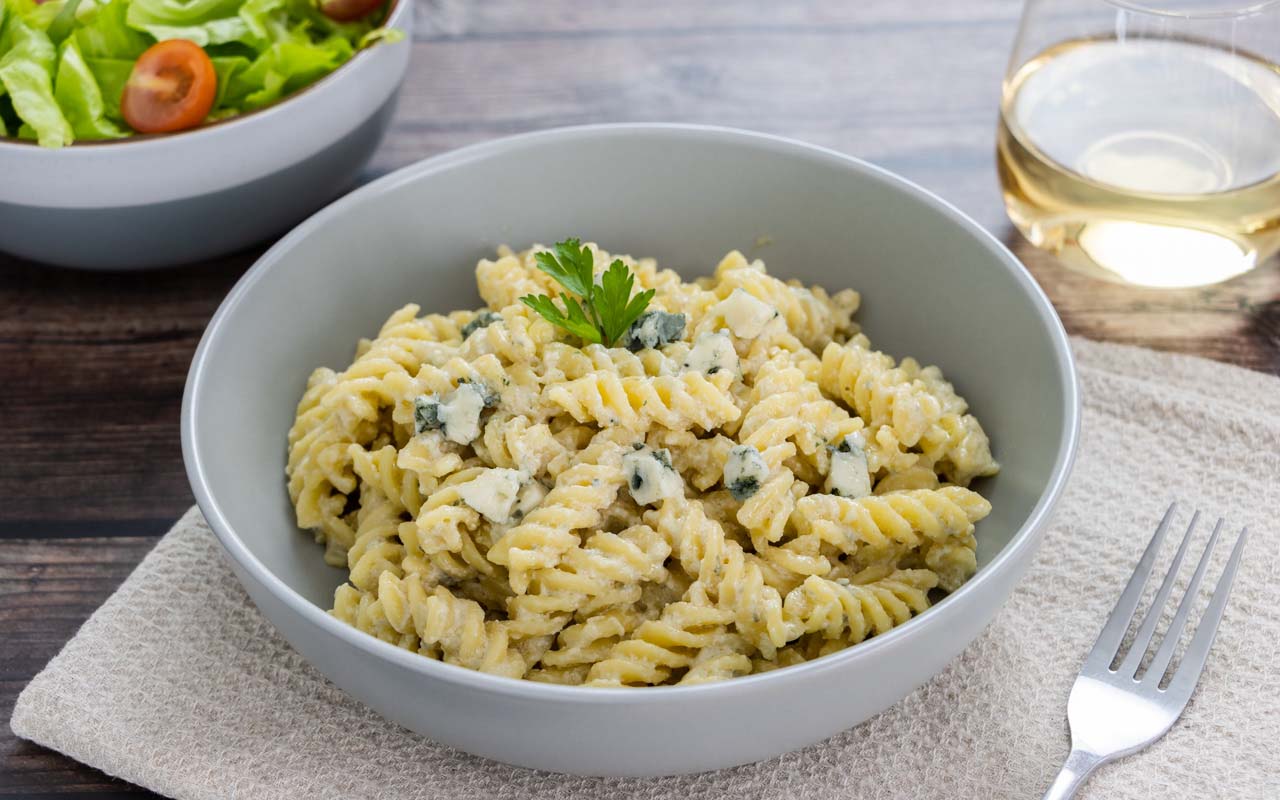 Pasta with Roquefort Sauce | fooodlove.com
