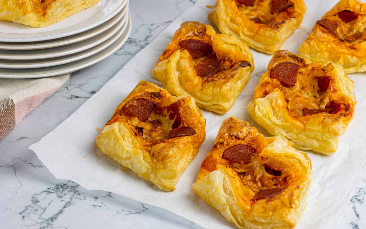 Pepperoni and Cheese Puffs | fooodlove.com