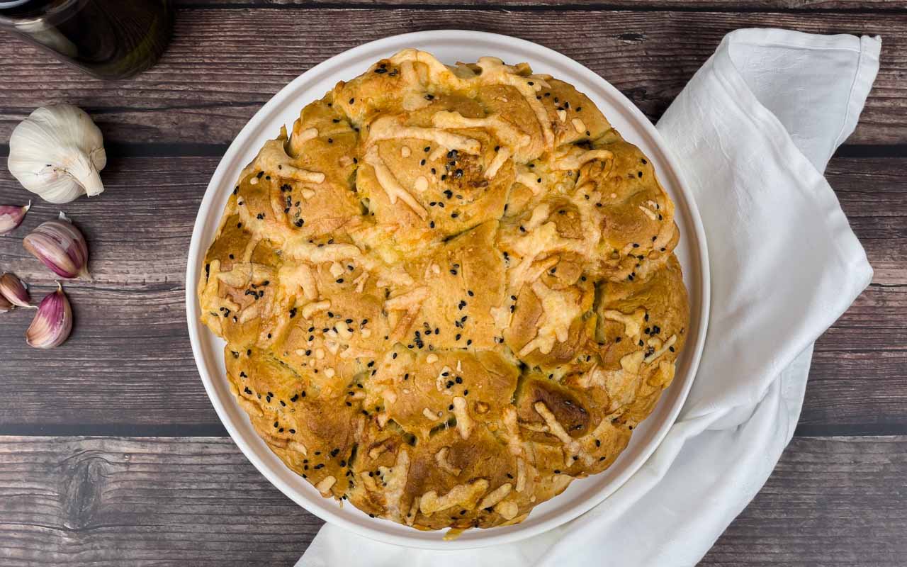 Pull-apart Garlic Bread | fooodlove.com