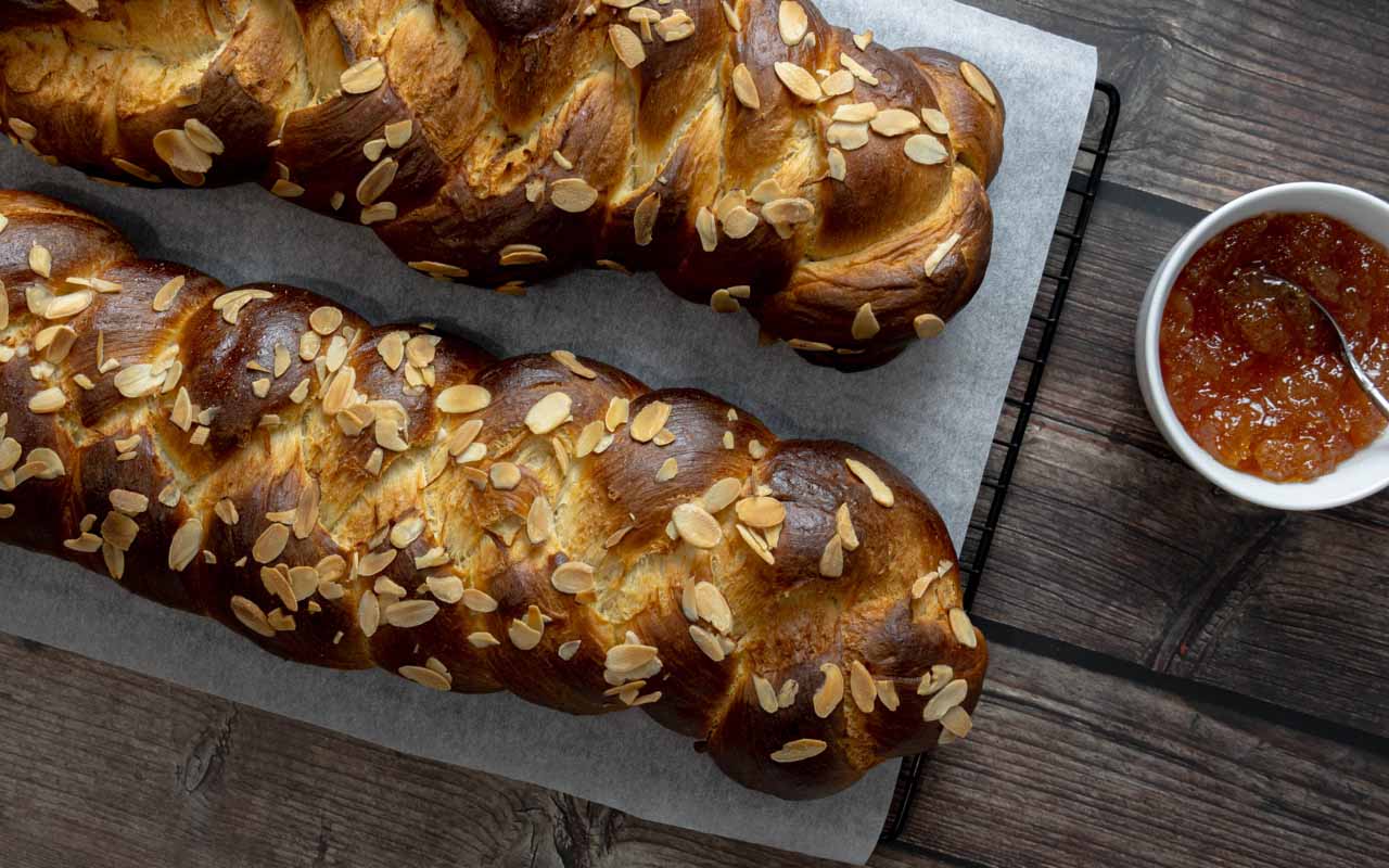 Tsoureki Greek Easter Bread | fooodlove.com